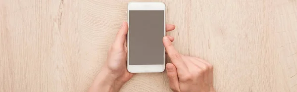 Foto Panorámica Mujer Sosteniendo Teléfono Inteligente Con Pantalla Blanco — Foto de Stock