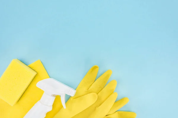 Top View Yellow Rubber Gloves Sponge Rag Spray Blue Background — Stock Photo, Image