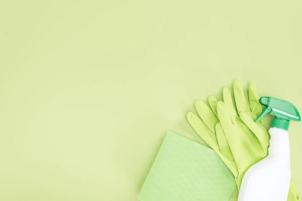 Вид Сверху Зеленые Резиновые Перчатки Тряпки Баллончик Брызгами Зеленом Фоне — стоковое фото