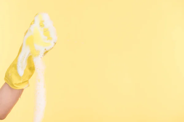 Cropped View Cleaner Yellow Rubber Glove Squeezing Sponge Foam Yellow — Stock Photo, Image