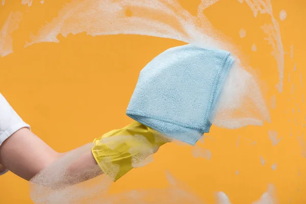 Vágott Kilátás Tisztább Gumi Kesztyű Tisztító Üveg Rongy Narancssárga Háttér — Stock Fotó