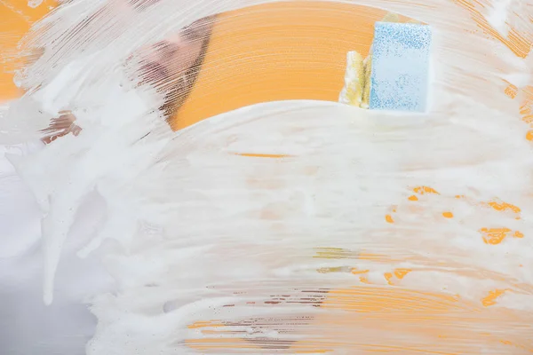 Νεαρή Γυναίκα Λαστιχένιο Γάντι Σφουγγάρι Καθαρισμού Γυαλί Καλυμμένο Αφρό — Φωτογραφία Αρχείου