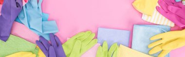 kopya alanı ile pembe arka plan üzerinde dağınık çok renkli paçavra ve lastik eldiven panoramik çekim