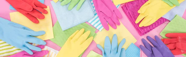 Panoramische Foto Van Verspreide Veelkleurige Rags Rubberen Handschoenen Roze Achtergrond — Stockfoto