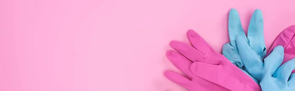 蓝色和粉红色橡胶手套的全景拍摄粉红色背景与复制空间 — 图库照片