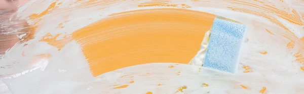 Панорамный Снимок Молодой Женщины Резиновой Перчатке Стеклом Чистки Губкой Покрытым — стоковое фото