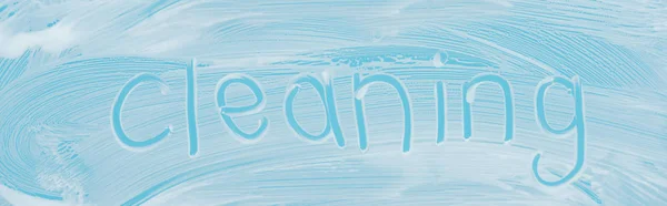 Панорамный Снимок Стекла Покрытого Белой Пеной Синем Фоне Очистительными Надписями — стоковое фото