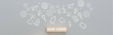 Gri arkaplan, iş konsepti üzerine çevrimiçi kurslar yazıtlar ve multimedya simgeleriyle panoramik çekim