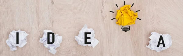 Panoramisch Shot Van Verfrommelde Papieren Ballen Ideeënwoord Gloeilamp Illustratie Houten — Stockfoto