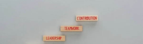 Panoramaaufnahme Von Holzklötzen Mit Führung Teamwork Beitragswörtern Auf Grauem Hintergrund — Stockfoto