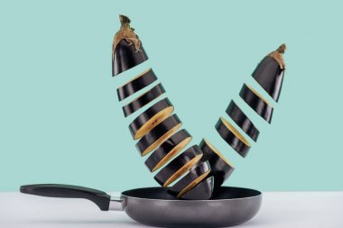 Turkuaz üzerinde izole beyaz yüzeyüzerinde tavada doğranmış taze patlıcan