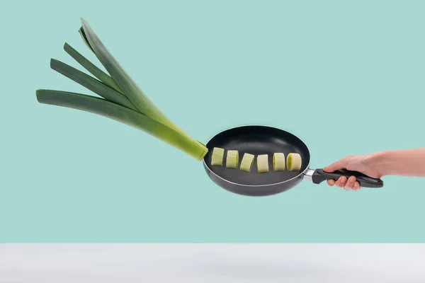 Обрізаний Вид Жінки Тримає Сковороду Зеленим Подрібненим Цибулею Ізольованим Бірюзовому — стокове фото