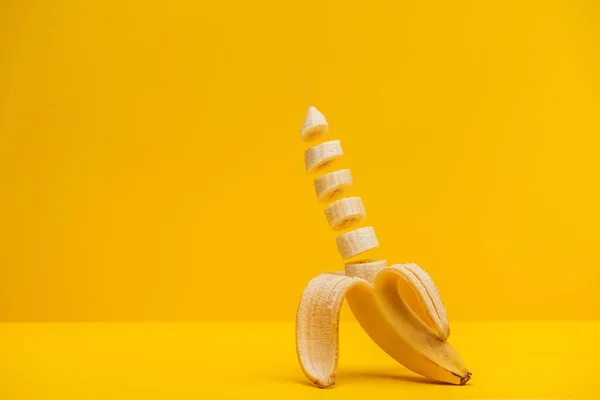 Meia Banana Doce Doce Saborosa Fatias Isoladas Amarelo — Fotografia de Stock