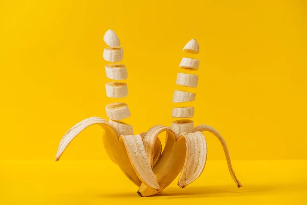 Τροπική Φρέσκια Φέτες Νόστιμες Μπανάνες Απομονωμένες Κίτρινο — Φωτογραφία Αρχείου