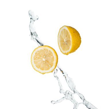 Sarı, temiz su akıntısı olan taze limonlar beyaza izole edilmiş.