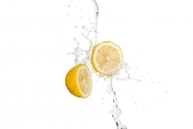 Sarı kesim taze limonlar berrak su sıçraması ve beyaz üzerine damlalar.