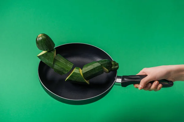 Частковий Вигляд Жінки Тримає Сковороду Свіжими Зеленими Нарізаними Кабачками Зеленому — стокове фото