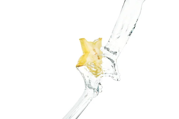 新鮮なエキゾチックなスターフルーツスライスと流れる水が白で分離 — ストック写真