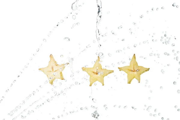 湿淋淋的异国情调的星形水果片和水滴隔离在白色上 — 图库照片