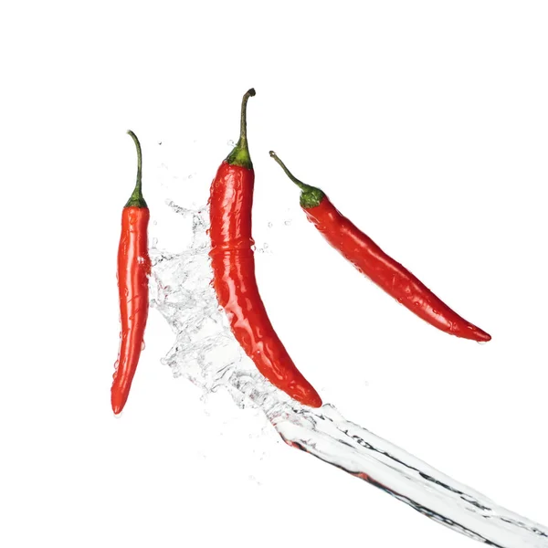 Chiles Rojos Picantes Brillantes Con Salpicadura Agua Clara Aislada Blanco — Foto de Stock