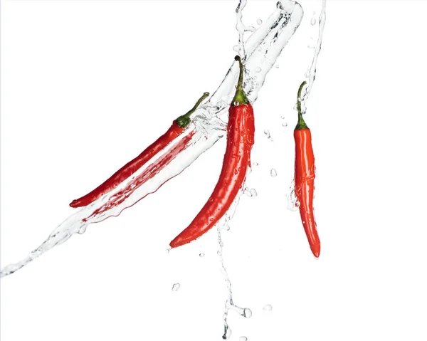 Chiles Rojos Picantes Con Agua Clara Aislada Blanco — Foto de Stock