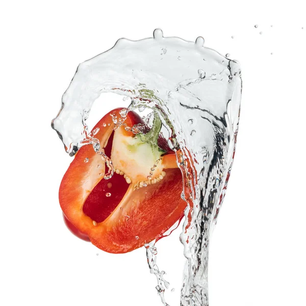 Rode Paprika Helft Met Helder Water Geïsoleerd Wit — Stockfoto