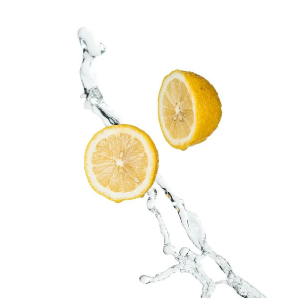 Gelb Geschnittene Frische Zitronen Mit Klarem Wasserstrom Isoliert Auf Weiß — Stockfoto