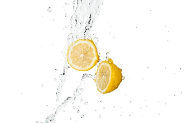 Limones Corte Amarillo Con Salpicaduras Agua Clara Gotas Aisladas Blanco — Foto de Stock