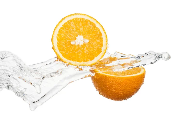 Färska Orange Halvor Med Vatten Ström Isolerad Vitt — Stockfoto