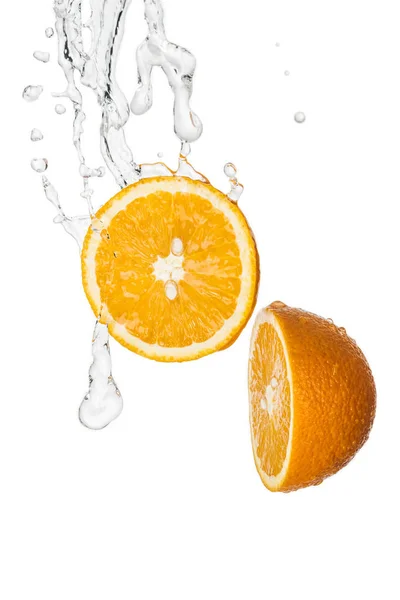 Mitades Naranja Fresca Con Salpicaduras Agua Clara Aisladas Blanco —  Fotos de Stock