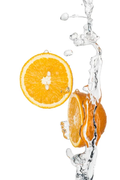 Mitades Naranja Fresca Con Salpicaduras Agua Clara Gotas Aisladas Blanco —  Fotos de Stock