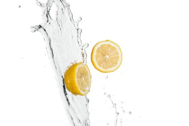 Su sıçratan sarı taze limonlar ve beyaz üzerine düşen damlalar.