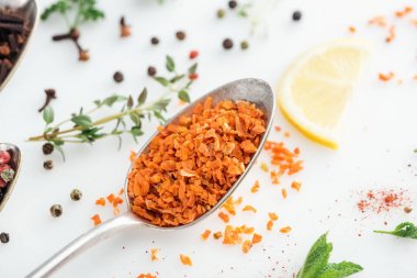 beyaz arka plan üzerinde otlar ve baharatlar yakın gümüş kaşıkta şekerlenmiş meyve görünümü