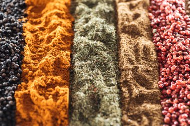 satır larda çeşitli aromatik geleneksel hint baharatyakından görünümü