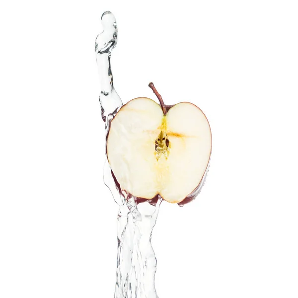 Mitad Manzana Madura Salpicadura Agua Clara Aislada Blanco — Foto de Stock