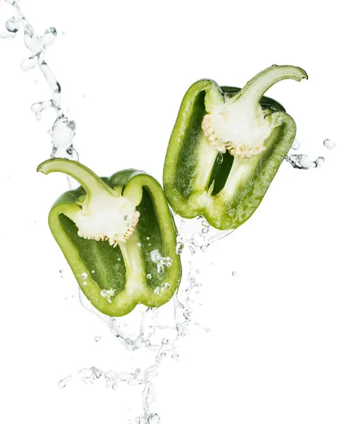 Reife Grüne Paprika Hälften Und Wasserspritzer Mit Tropfen Isoliert Auf — Stockfoto