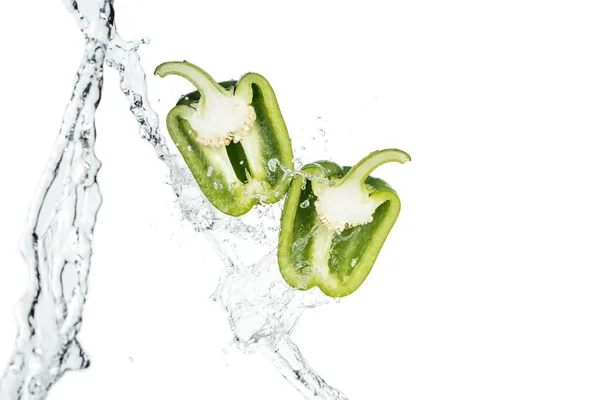 成熟的青椒一半和清澈的水流与滴隔离在白色 — 图库照片