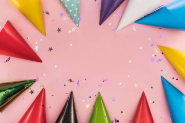 Pembe arka planda renkli parti dekorasyonüst görünümü