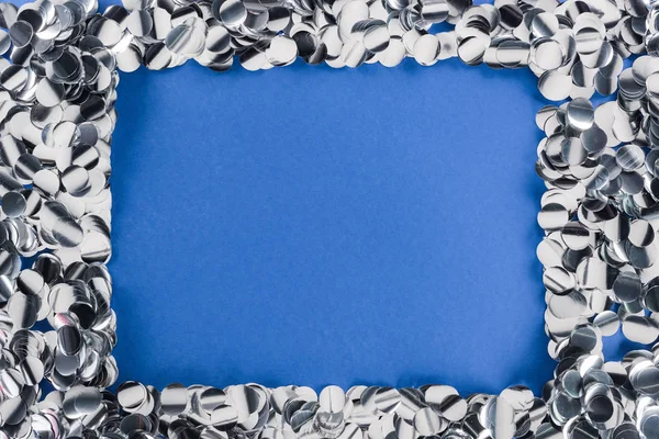 Vista Superior Del Marco Confeti Plateado Sobre Fondo Azul —  Fotos de Stock