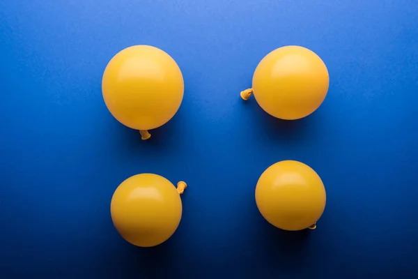 Κορυφαία Προβολή Των Κίτρινων Αερόστατων Μπλε Φόντο — Φωτογραφία Αρχείου