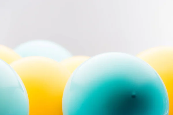 Närbild Blå Och Gula Ballonger Isolerade Grått — Stockfoto