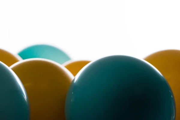 Blaue Und Gelbe Luftballons Der Dunkelheit Isoliert Auf Weiß — Stockfoto