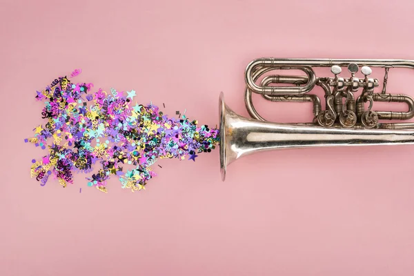 Confettis Colorés Avec Trompette Sur Fond Rose — Photo