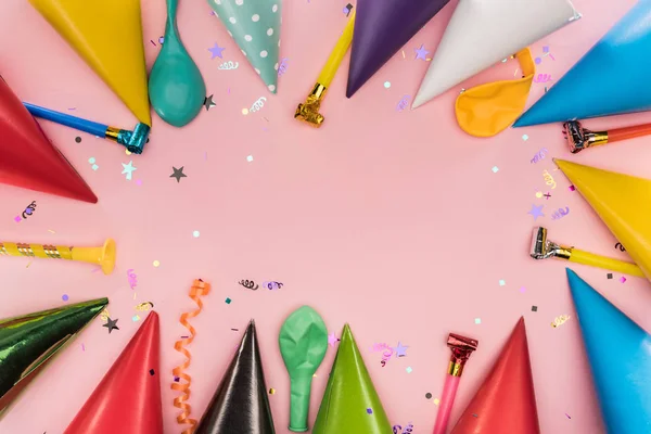 Вид Сверху Партийных Рогов Шапок Конфетти Розовом Фоне — стоковое фото