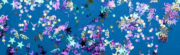 Foto Panorámica Confeti Colorido Sobre Fondo Fiesta Azul — Foto de Stock