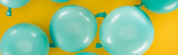 Sarı Arka Planda Mavi Balonların Panoramik Çekimi — Stok fotoğraf