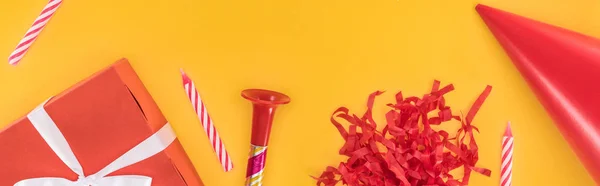 Panorâmica Tiro Caixa Presente Vermelho Velas Chifre Festa Fundo Amarelo — Fotografia de Stock