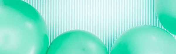 Panoramische Foto Van Groene Ballonnen Blauwe Witte Gestreepte Achtergrond — Stockfoto