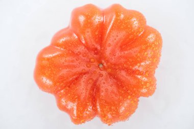 beyaz izole su damlaları ile tüm kırmızı olgun domates üst görünümü