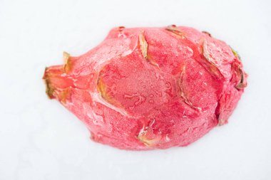 beyaz arka plan üzerinde egzotik bütün olgun ejderha meyve üst görünümü